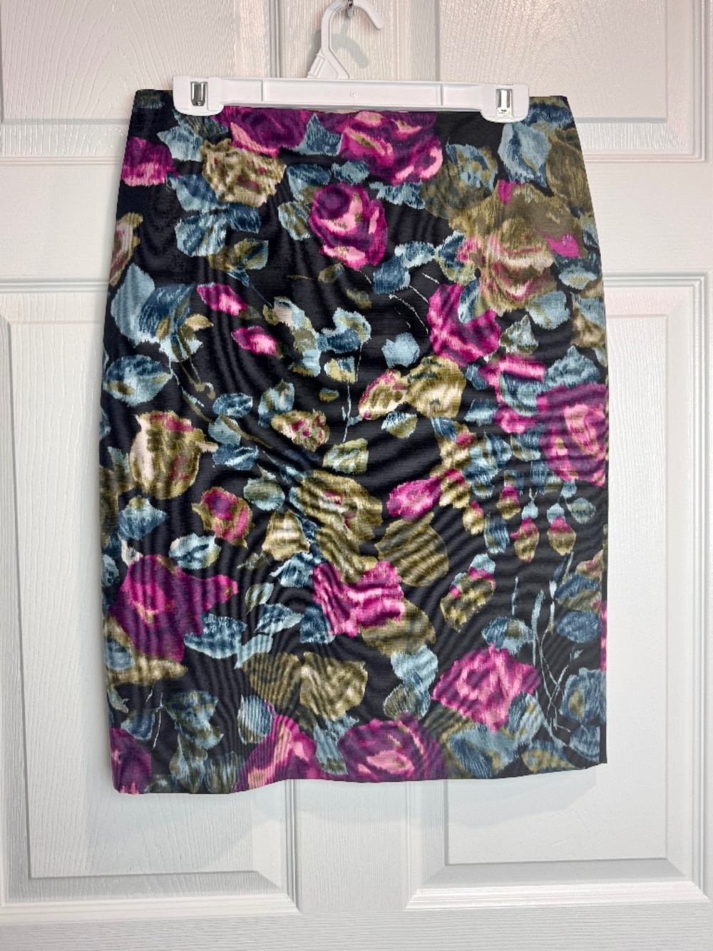 Talbots Floral Print Pencil Skirt Lined Kick pleat. Size 6.